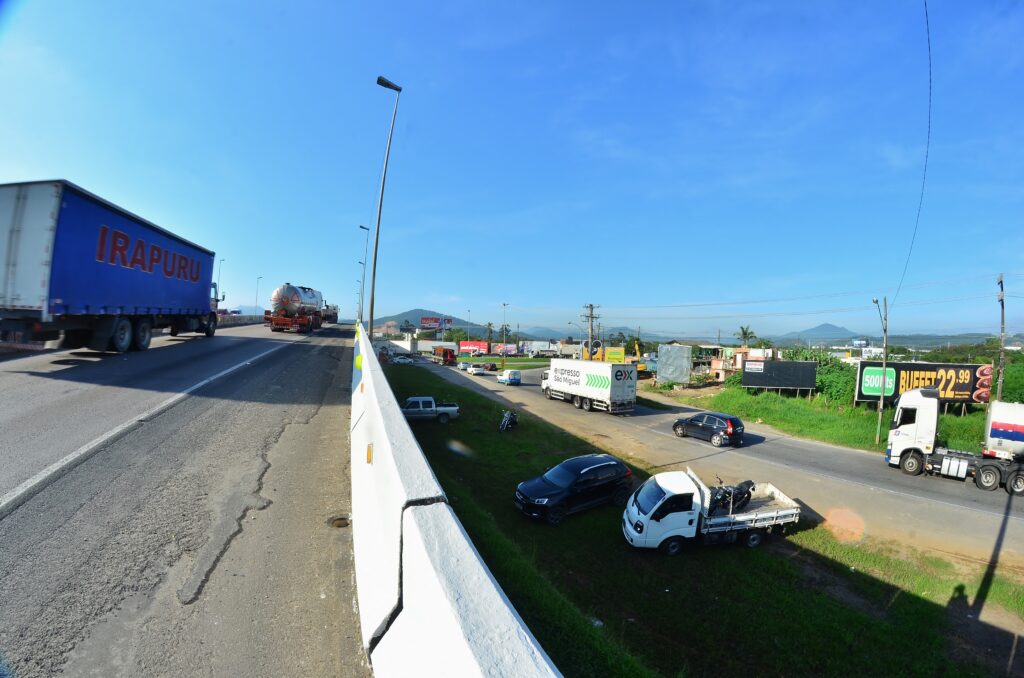 Casas começam a ser demolidas para o início da obra do novo trevo da BR-101 com rodovia Antônio Heil