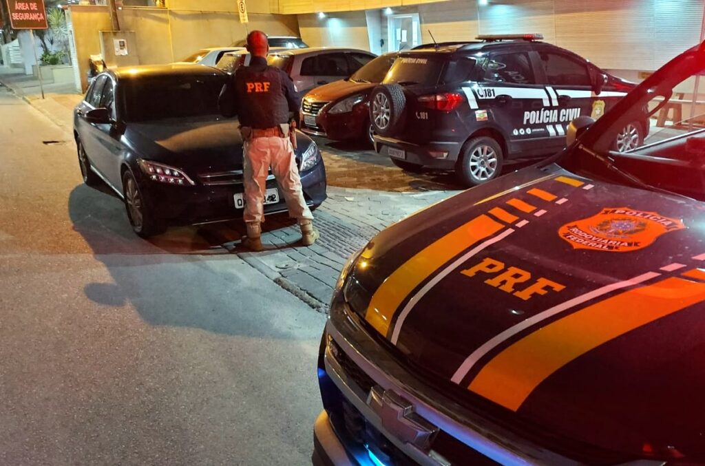 Carro de luxo roubado há quatro dias em SP é recuperado pela PRF