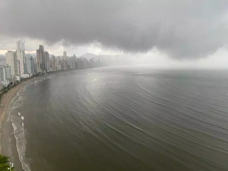 Defesa Civil alerta para forte chuvas e queda de temperatura nos próximos dias