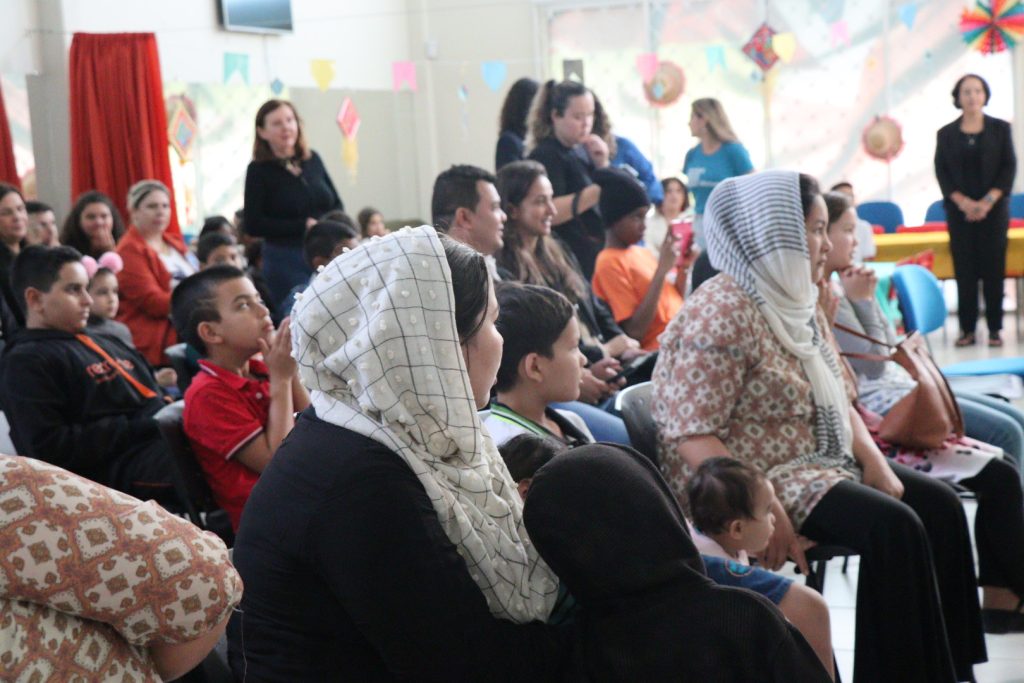 Famílias afegãs tem aula de português em Balneário Camboriú