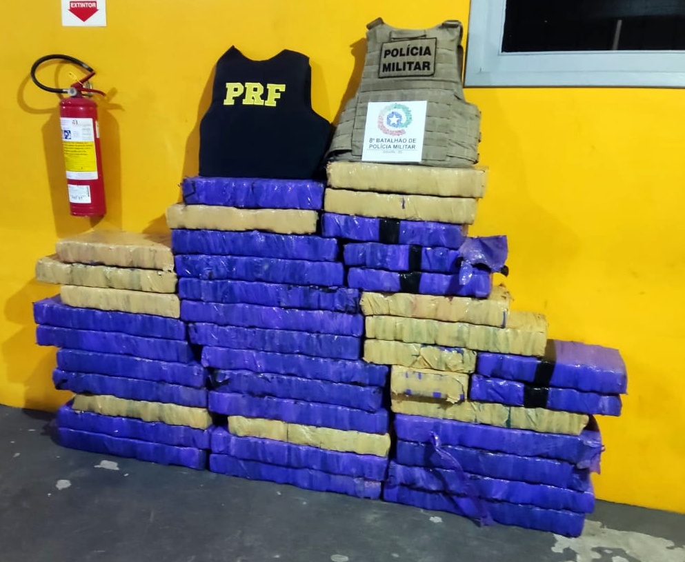 Ação conjunta PRF e PM prende quadrilha com 455 kg de maconha na BR 101