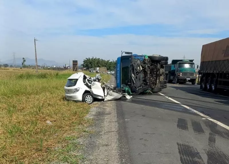 Batida entre caminhão-tanque e carro mata homem e BR-470 fica completamente interditada