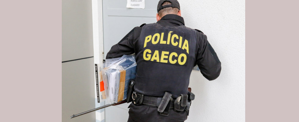 Carros de luxo e armas são apreendidos em operação do Gaeco em SC e no PR