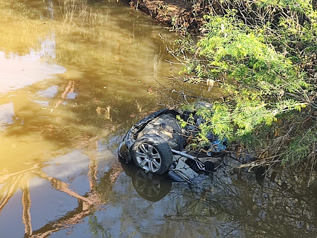 Quatro crianças são reanimadas pela PMRV após veículo cair em Um rio de Criciúma