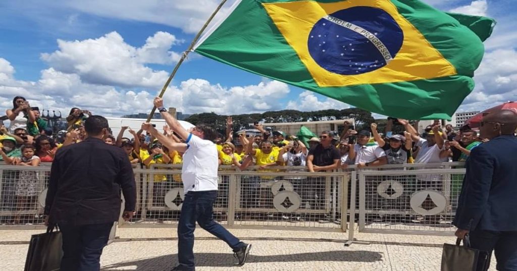 Juíza do RS entende que bandeira do Brasil é propaganda eleitoral para “um dos lados”