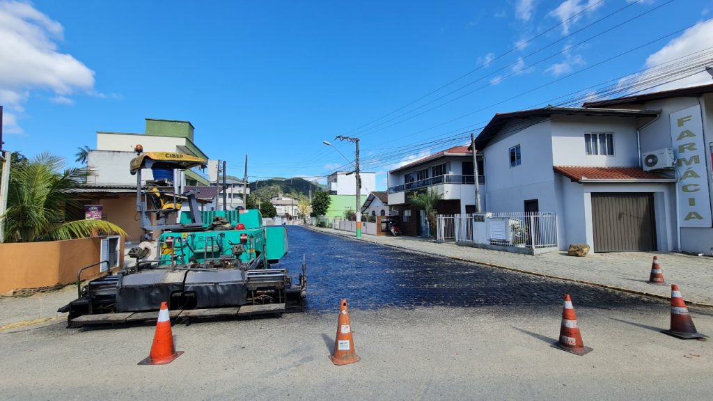 Rua Rio Guaira, no bairro Rio Pequeno, recebe pavimentação asfáltica