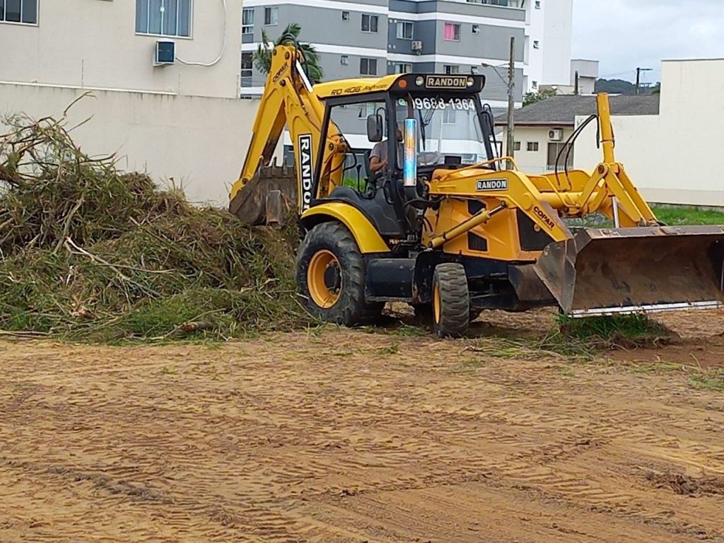 Camboriú promove a limpeza de 200 terrenos baldios