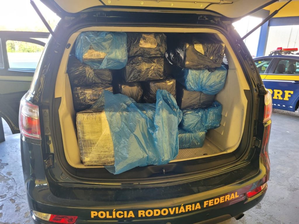 PRF descobre mais de 400 quilos de maconha escondidos em carga de móveis