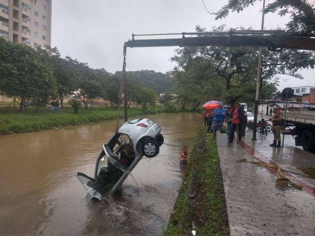 Motorista desvia de ciclista e cai no rio