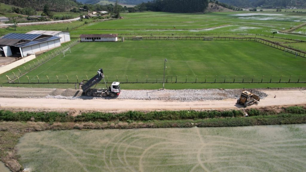 Estrada Geral dos Macacos começa a receber os preparativos para pavimentação asfáltica