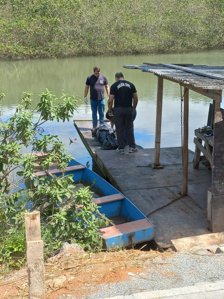 Cadáver é encontrado boiando  no Rio Perequê