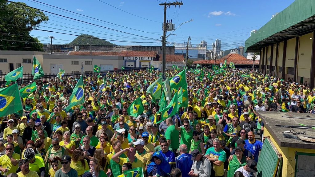 Confira as manifestações pelo Estado: Criciúma, Itapema, Balneário Camboriú, Itajaí e Blumenau concentram grande número de pessoas