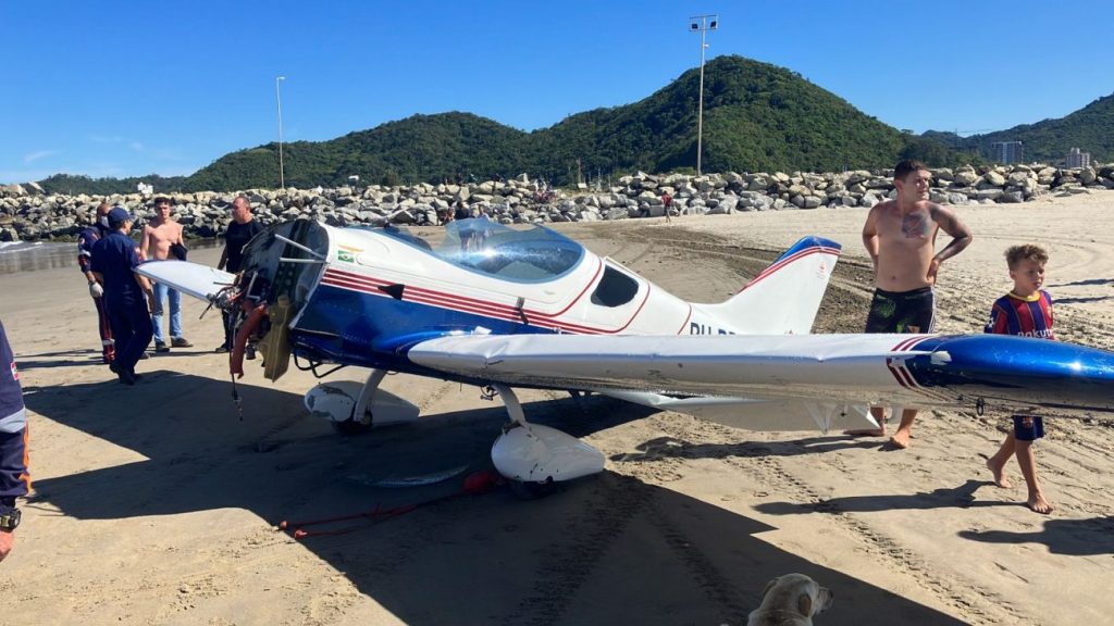 Avião monomotor cai no mar com dois tripulantes em Navegantes