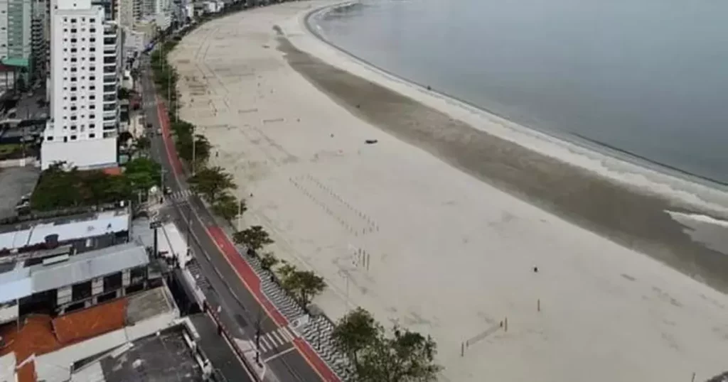 Lagoas se formam na faixa de areia alargada em Balneário Camboriú