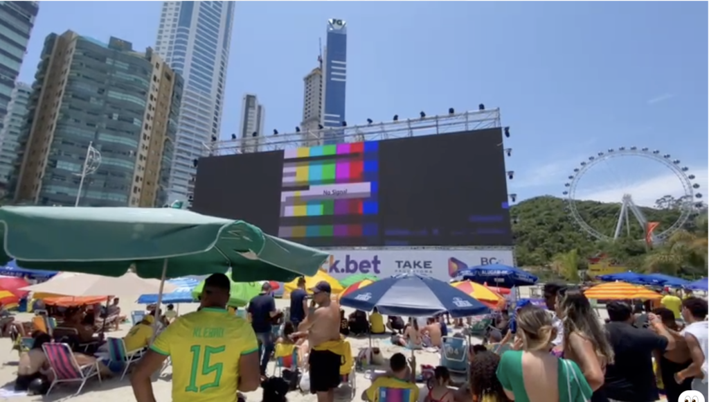 Telão instalado na Barra Norte não funciona no início do jogo do Brasil