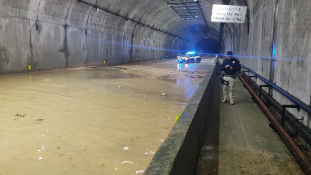 Túnel do Morro do Boi alagado e PRF interrompe trânsito no local. Atualização: