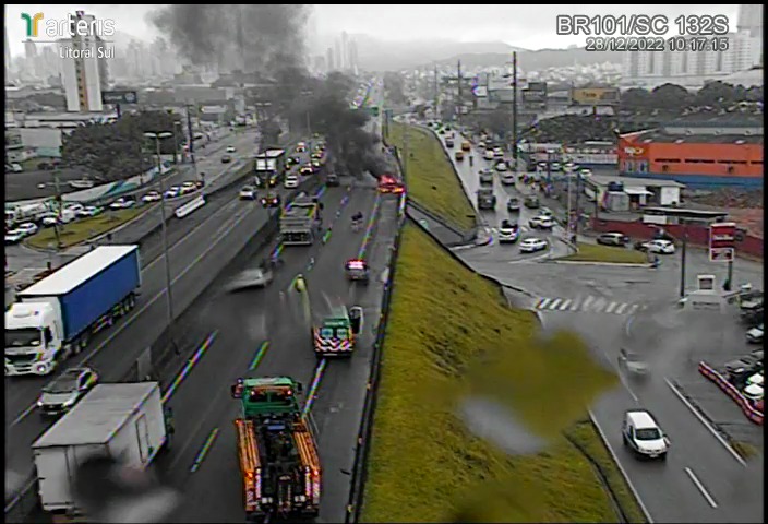 BR-101 em Balneário Camboriú trava após caminhão pegar fogo