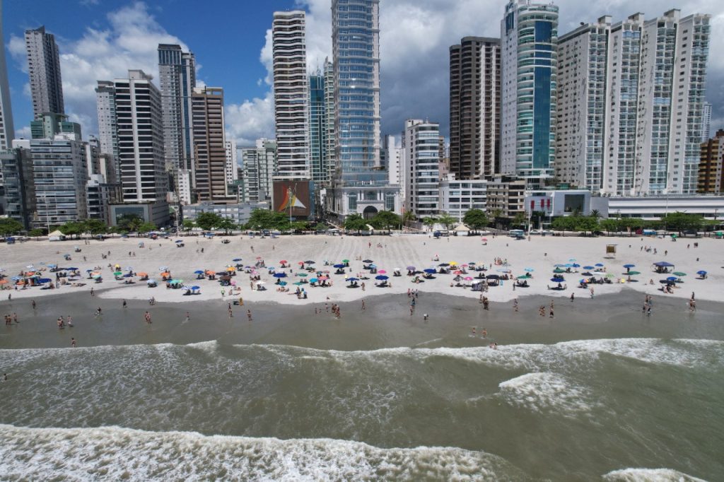 Praia Central de Balneário Camboriú imprópria pra banho. IMA afirma que toda a orla está sem balneabilidade