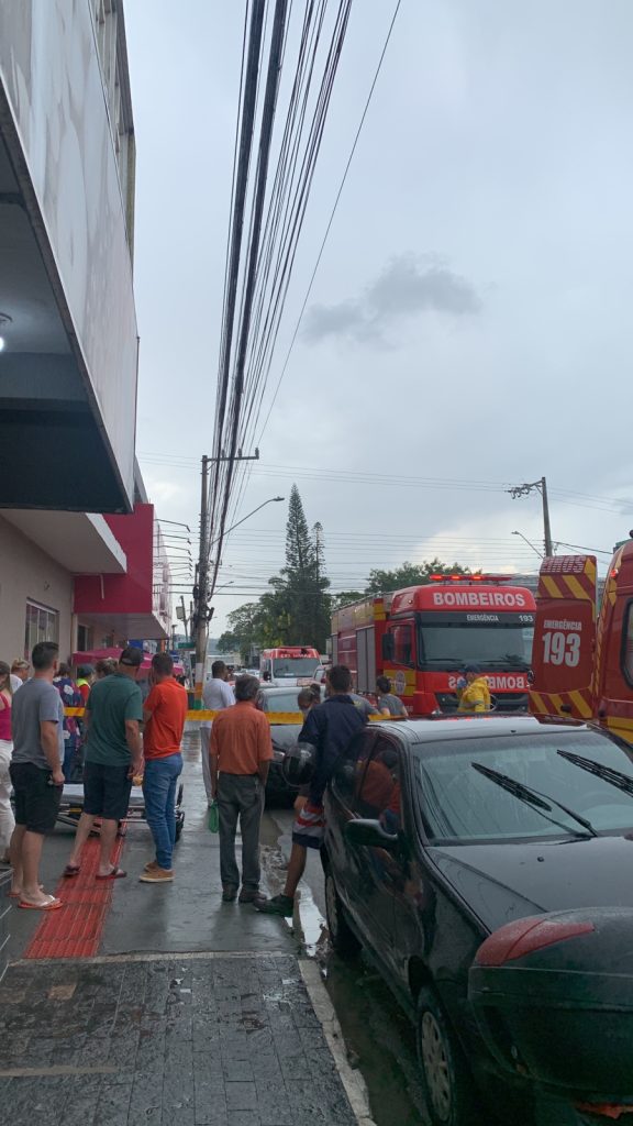 Vídeo: Teto de sorveteria desaba ferindo três pessoas em Camboriú