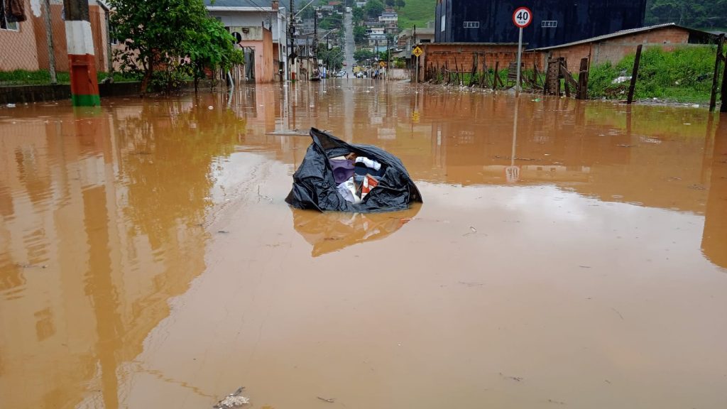 Ruas de Camboriú são interditadas devido a alagamento em função da chuva incessante