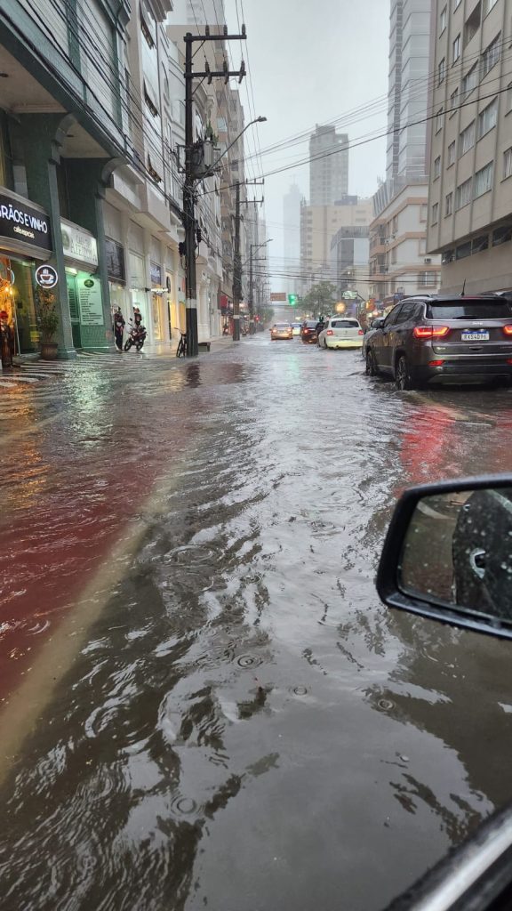 Defesa Civil de Balneário Camboriú em estado de alerta. Choveu 100,00 mm nas últimas 24 horas