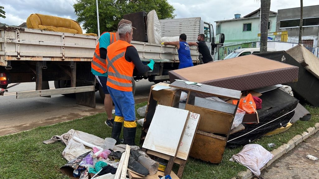 Em Balneário Camboriú avenidas passam por limpeza