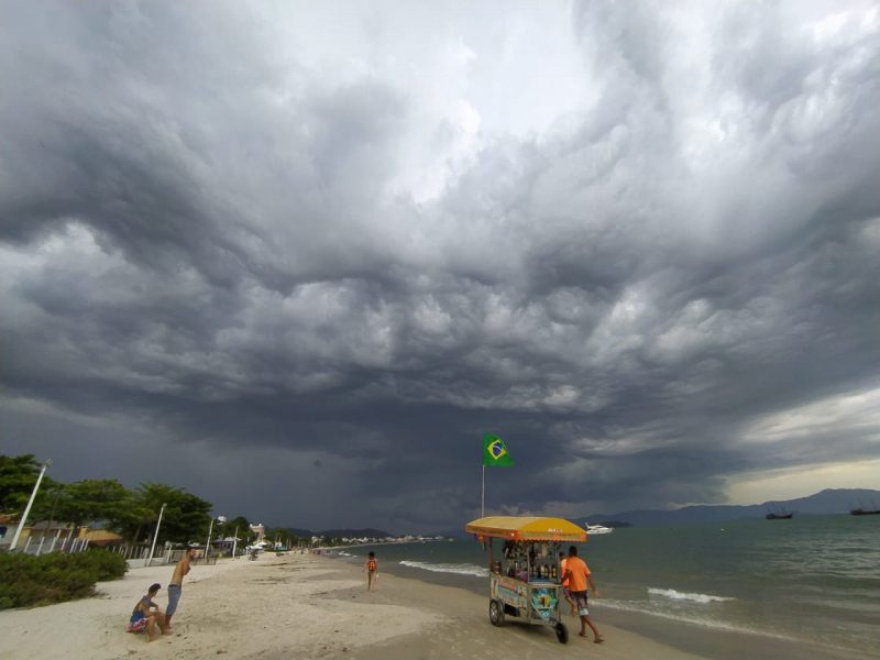 Previsão de temporal nas próximas horas deixa toda região em alerta