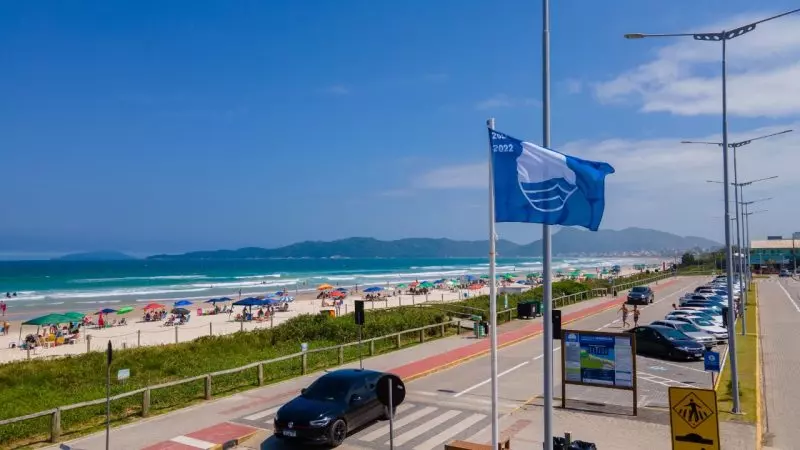 Praia do Mariscal, em Bombinhas, perdeu certificação da Bandeira Azul