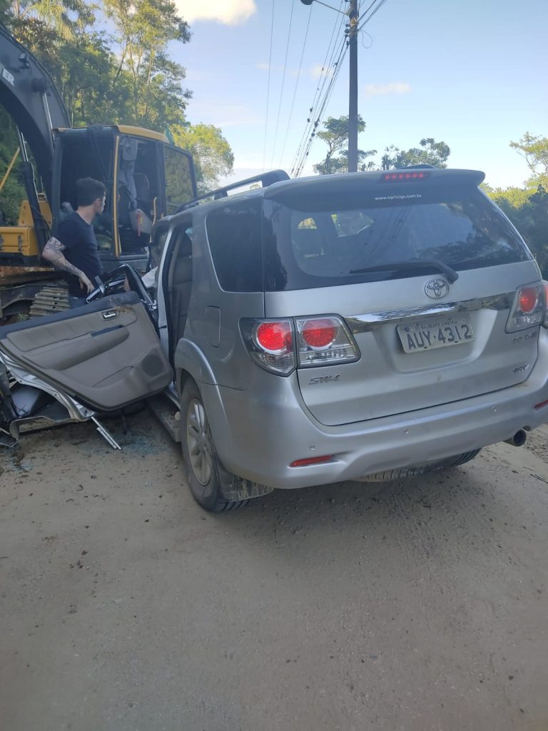 Criança morre após colisão entre carro e retroescavadeira no interior de Camboriú