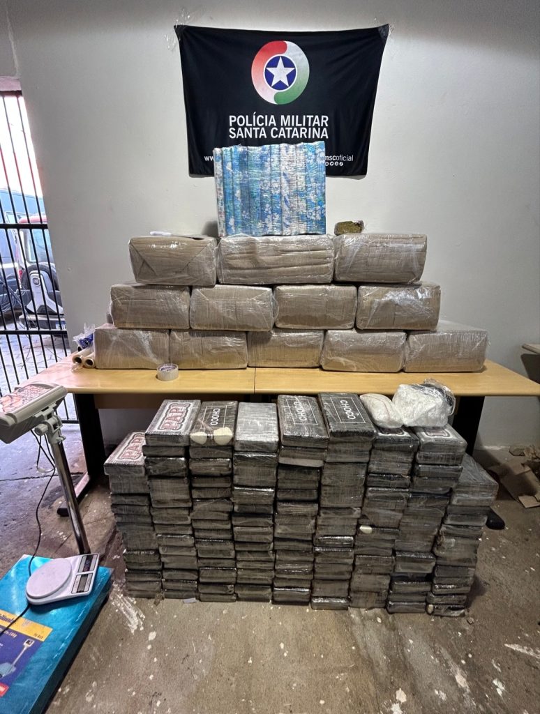 Polícia Militar apreende 316 quilos de maconha e 165 quilos de cocaína no centro de Balneário Camboriú