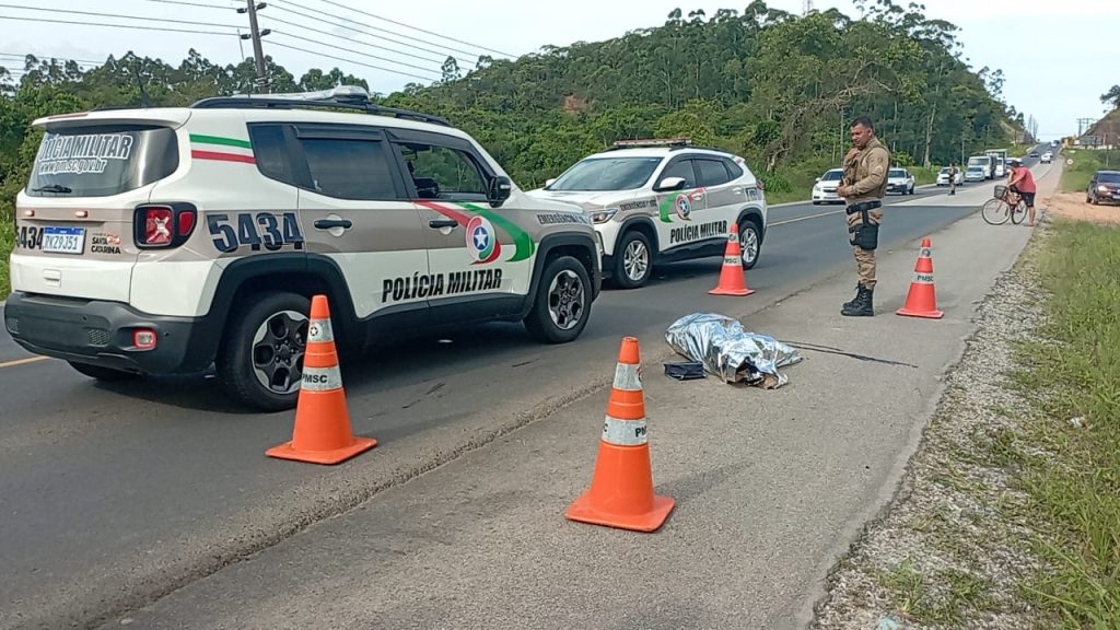 Ladrão rouba moto, fura bloqueio policial e morre ao cair do veículo durante a fuga