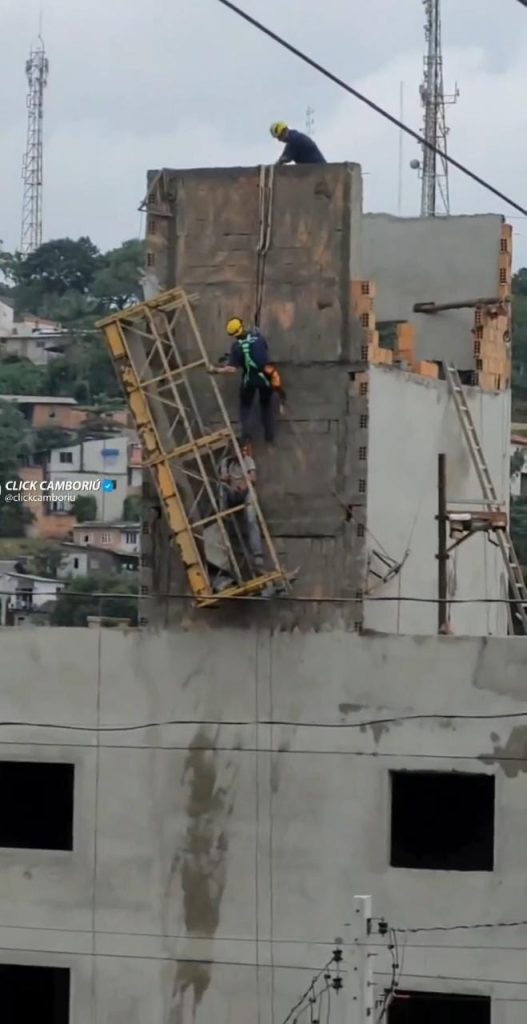 Trabalhador cai de andaime e fica pendurado a 12 metros de altura em Camboriú