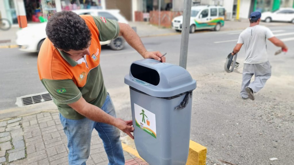 Com a retomada dos eventos, prefeitura instala 150 novas lixeiras em Camboriú