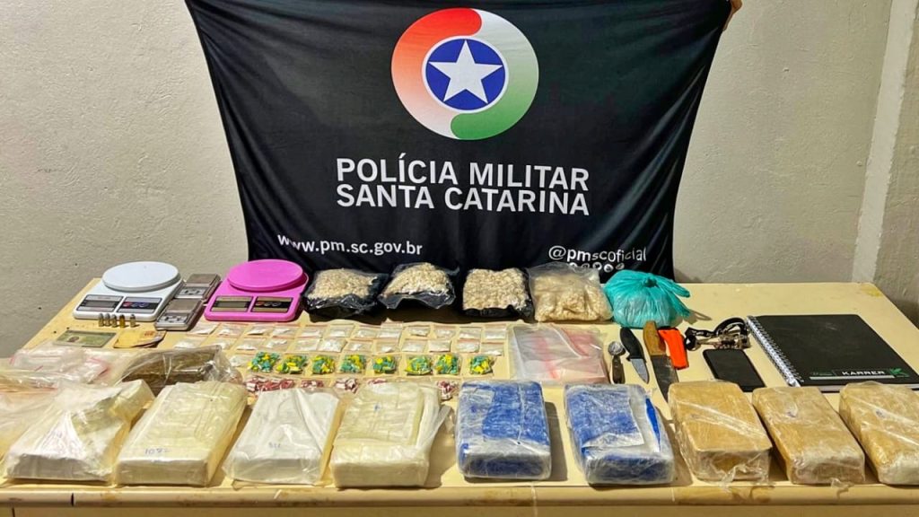 Delivery da Droga: Traficante é preso com meio milhão de reais em entorpecentes apreendidos em Operação da PM