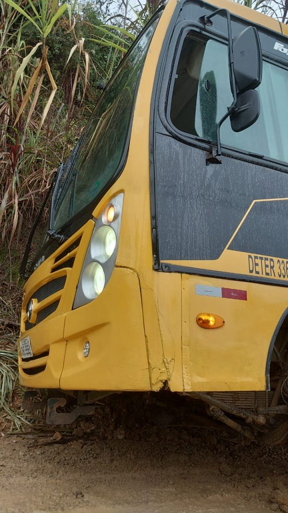 Ônibus escolar tomba com alunos no interior de Camboriú