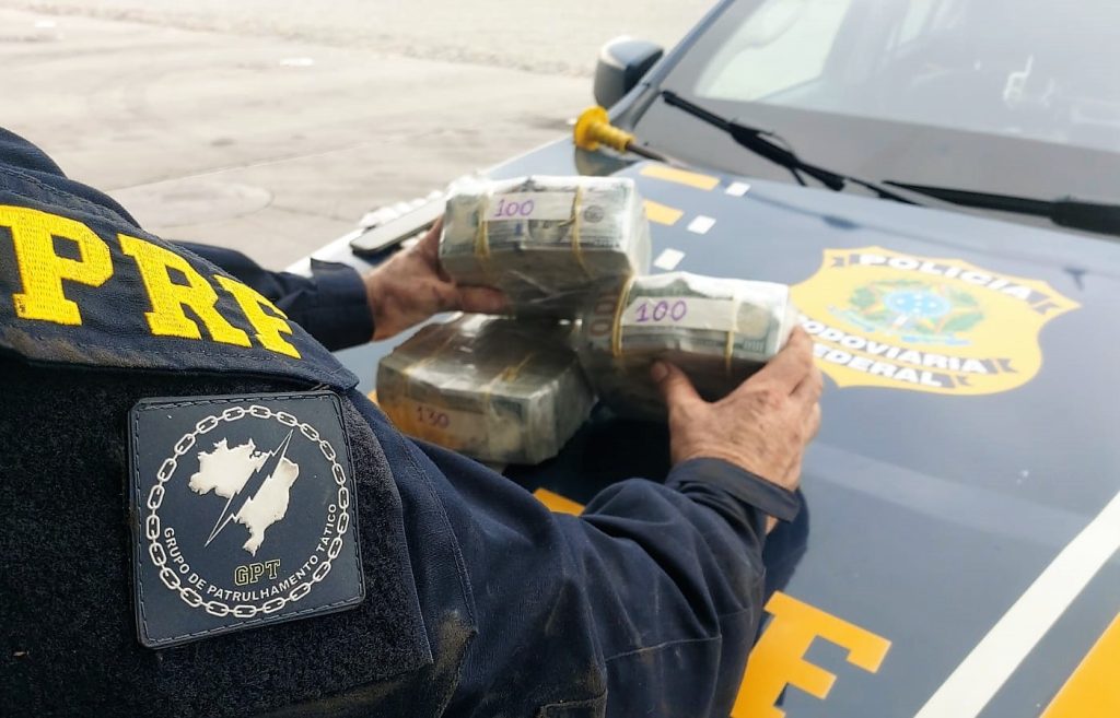 330 mil dólares são encontrados em fundo falso de picape na BR-101 em Itajaí