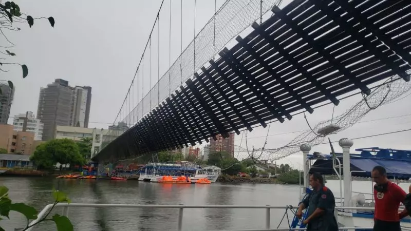 Ponte pênsil se rompe em Torres e três estão desaparecidas