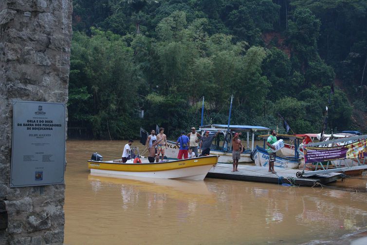 Moradores de São Sebastião estão sem água potável há quatro dias