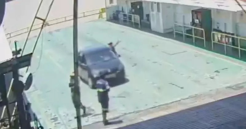 VÍDEO: Mulher acelera com braço de funcionária preso em carro no ferry boat em Itajaí