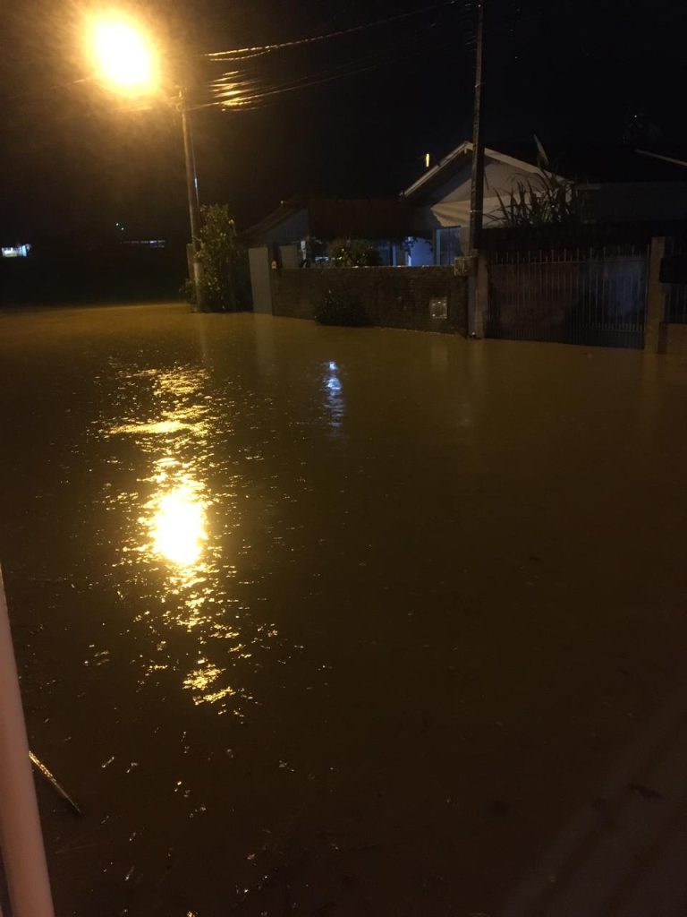 Ruas de Camboriú ficam alagadas novamente após as fortes chuvas na madrugada