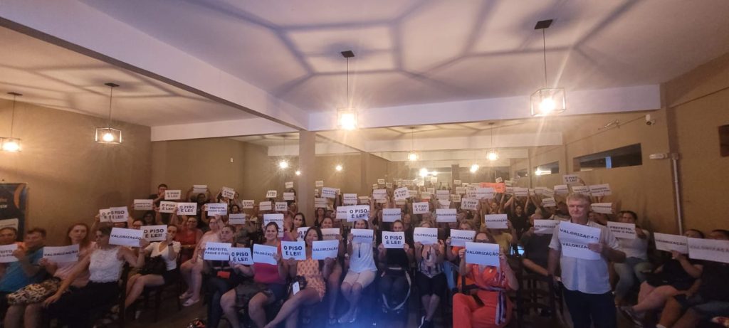 Professores de Balneário Camboriú decidem não paralisar nesta quarta-feira