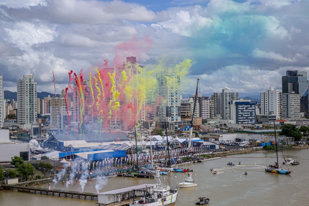 Itajaí se despede dos barcos da The Ocean Race com espetáculo de cores e grande público