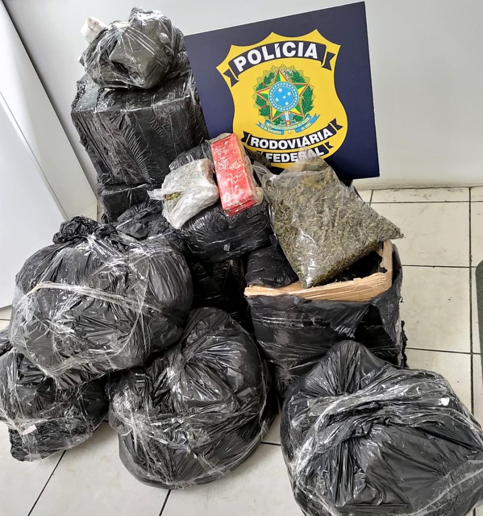 PRF apreende 189 quilos de maconha e skunk na BR-101 em Garuva