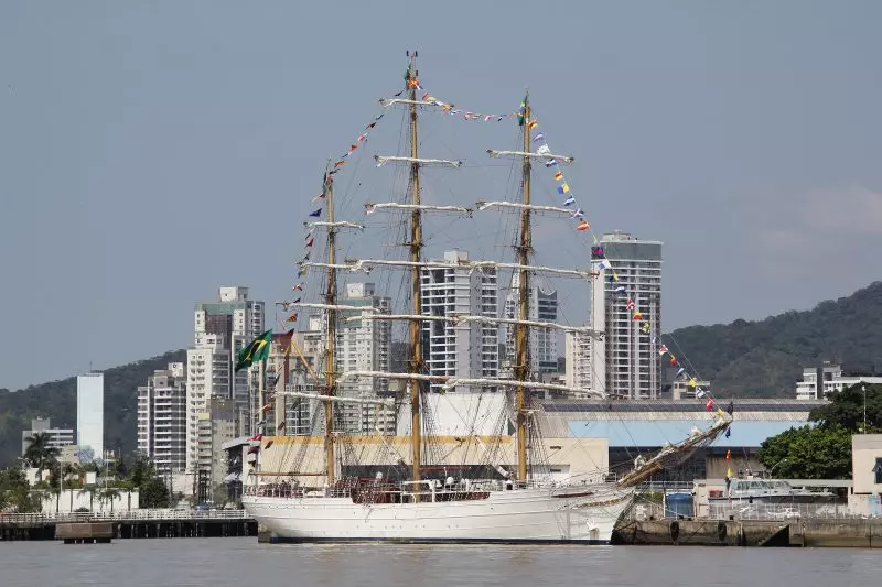 Navio veleiro da Marinha atraca em Itajaí e poderá ser visitado de forma gratuita