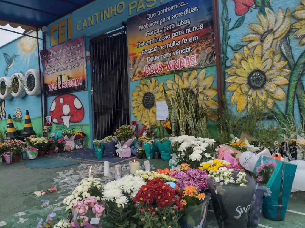 Comovidos, moradores de Blumenau deixam flores e rezam em frente a creche alvo de ataque