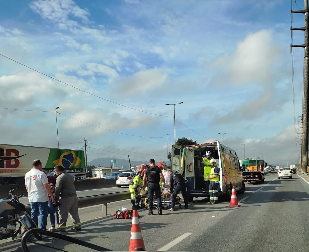 Dois motociclistas foram arremessados em acidente na BR 101 nesta manhã