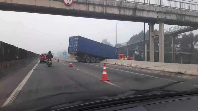 Motorista de carreta perde o controle e fica atravessado na BR 101 travando a rodovia