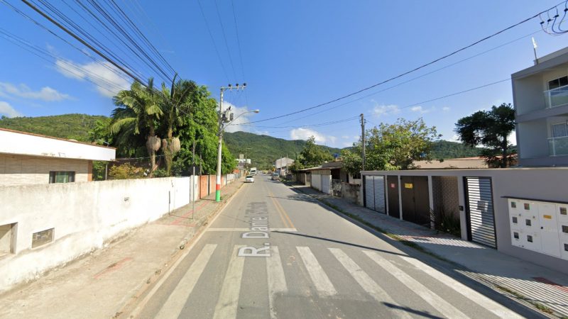 Jovem é atropelado por viatura da polícia durante perseguição em Camboriú