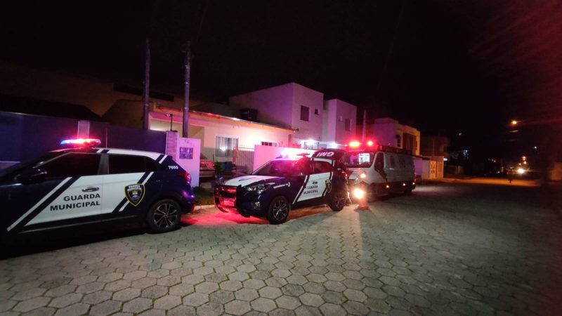 Mulher é presa suspeita de tentar matar o marido a facadas em Itajaí