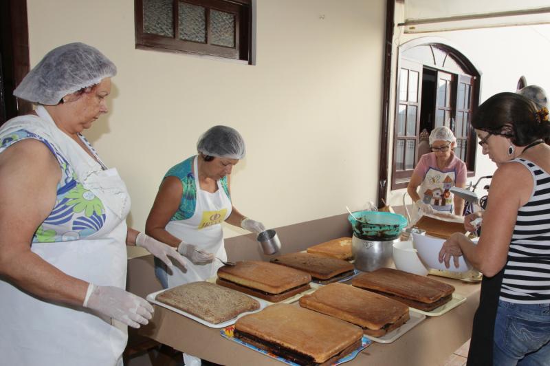 Bolo dos 163 anos de Itajaí é preparado por equipe composta por 30 pessoas